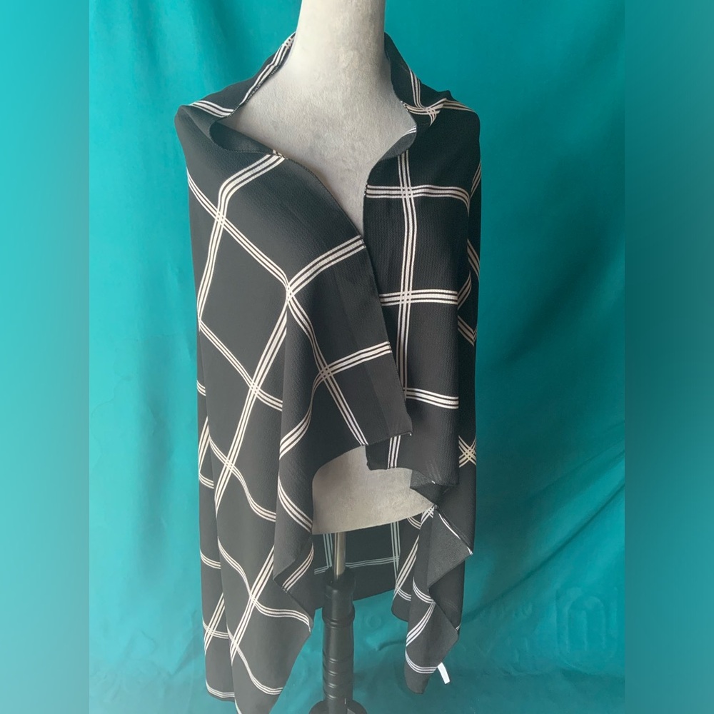 Trezo Black and White Striped Shawl, Women’s OS, EUC